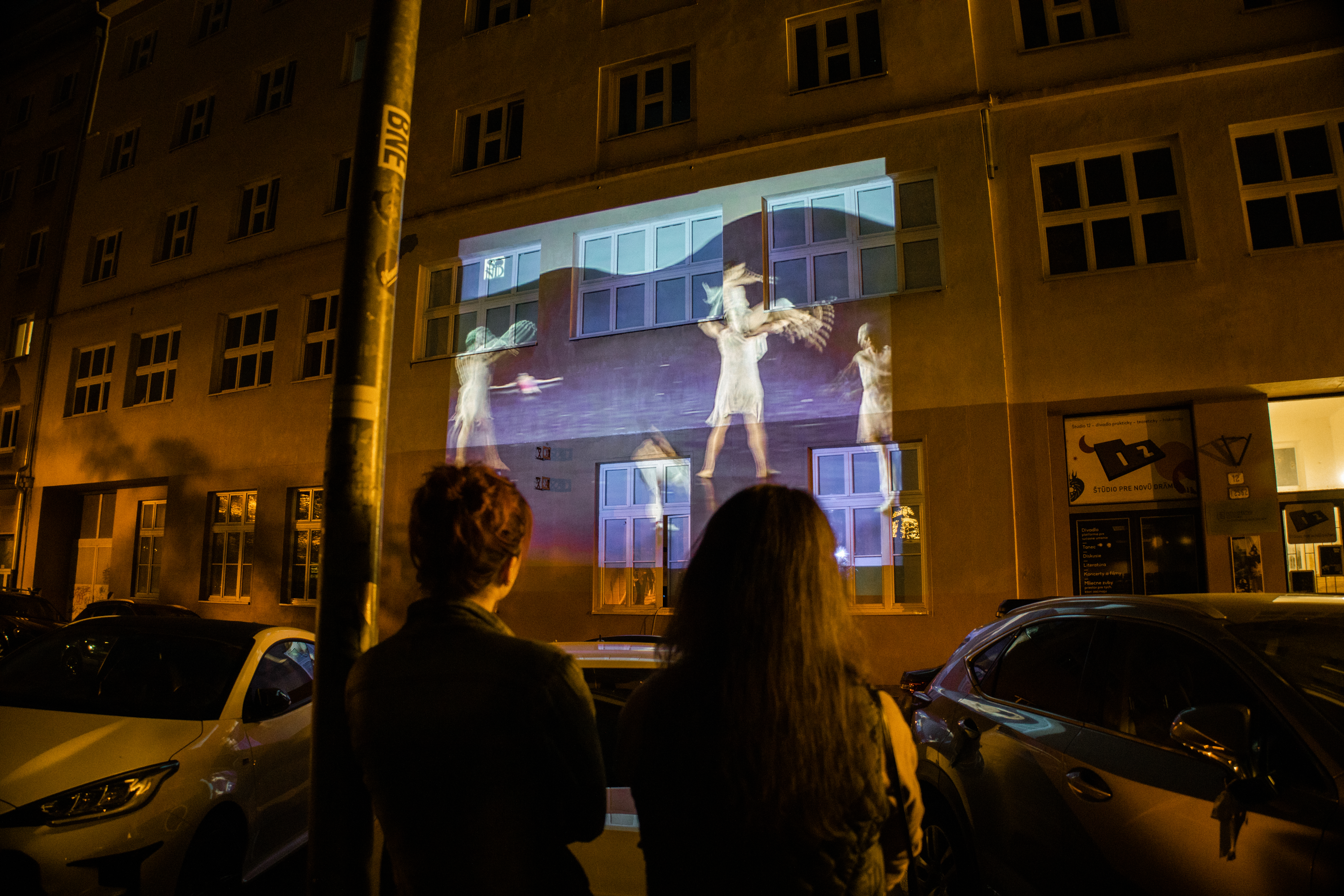 Biela noc 2023 v Divadelnom ústave a projekcia na budovu, autorka fotografie Daniela Dolinská