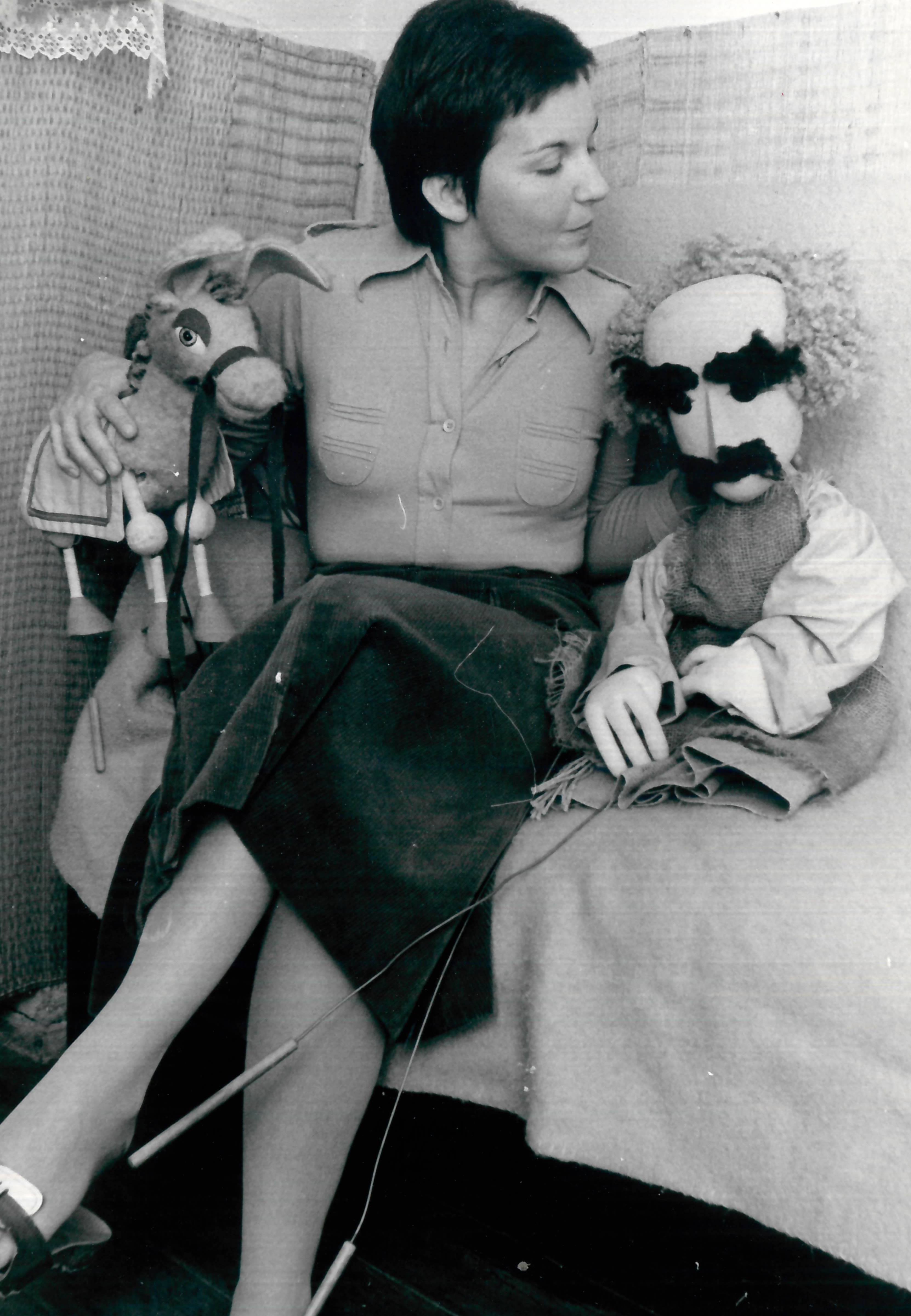 Eva Čárska s bábkami Petra Cigána z televízneho bábkového seriálu Uralské rozprávky. Zdroj: Zbierka biografík DÚ