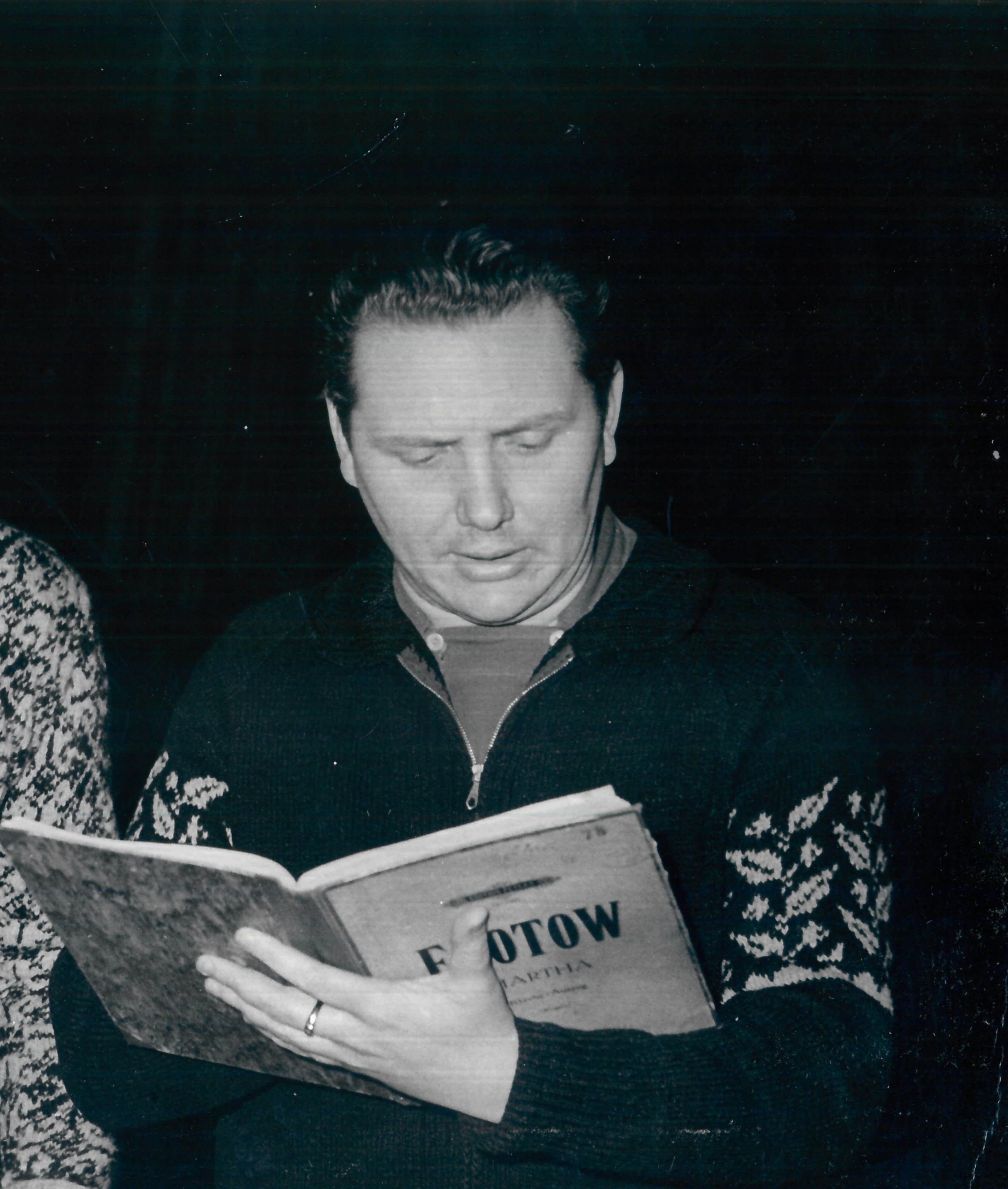 Július Gyermek pri študovaní hudobnej komédie F. Flotowa Marta (SND, 1964), zdroj: Dokumentácia DÚ