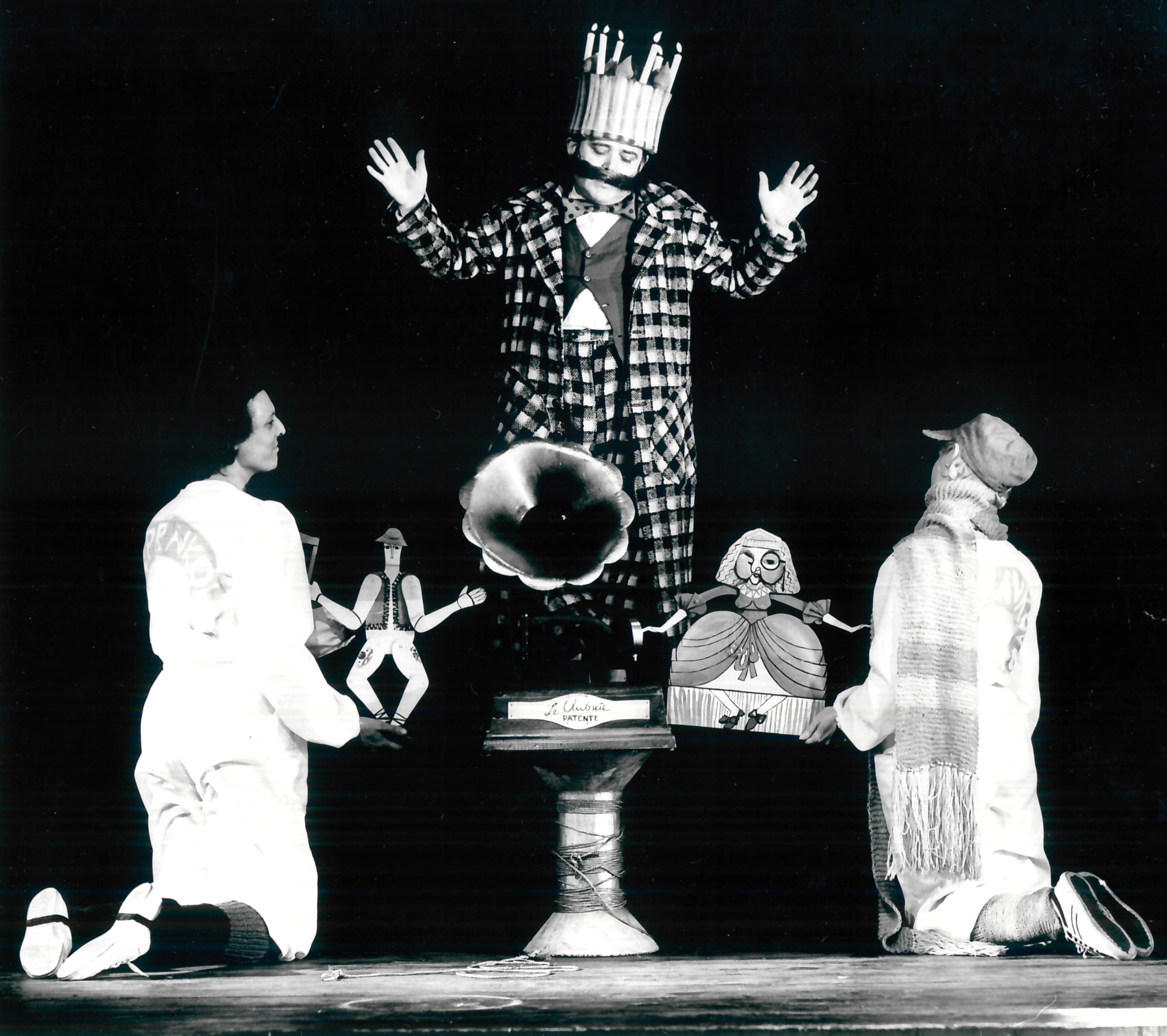 Ľ. Feldek: Rozprávky na niti (Štátne bábkové divadlo v Bratislave, 1976), zľava D. Štauder, M. Hraška, M. Žuchová, réžia Pavol Uher, zdroj foto Zbierka inscenácií DÚ