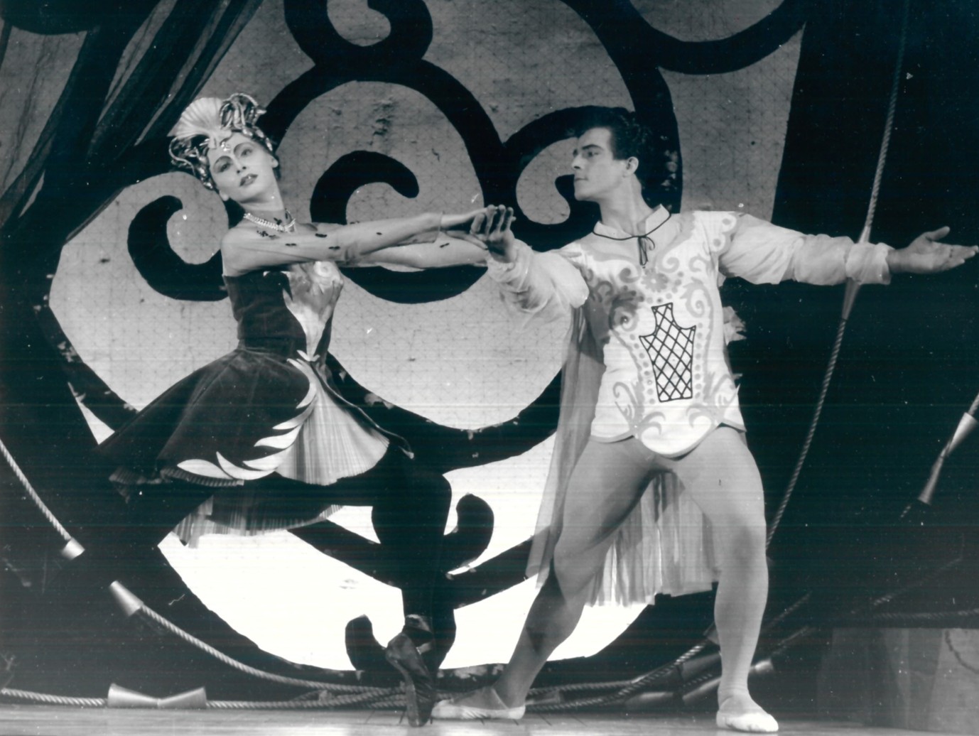 Zbyněk Vostřák: Snehulienka, premiéra 02.10.1960, Divadlo Jozefa Gregora Tajovského v Banskej Bystrici (Balet opery DJGT) zľava: Hilda Trégerová, Pavol Lukáč zdroj: Dokumentácia Divadelného ústavu 