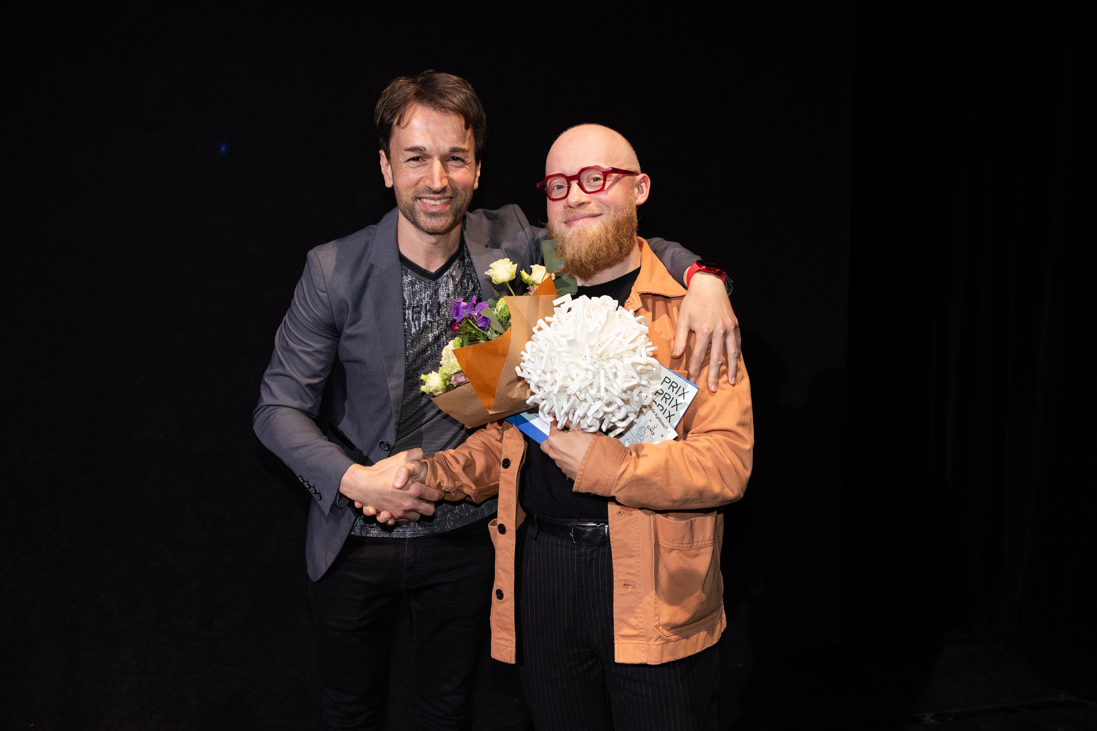 Mário Drgoňa - lektor dramaturgie v SND (vpravo) a porotca Octavian Saiu pri odovzdaní Grand Prix inscenácii Činohry SND Pes na ceste, foto Tibor Géci