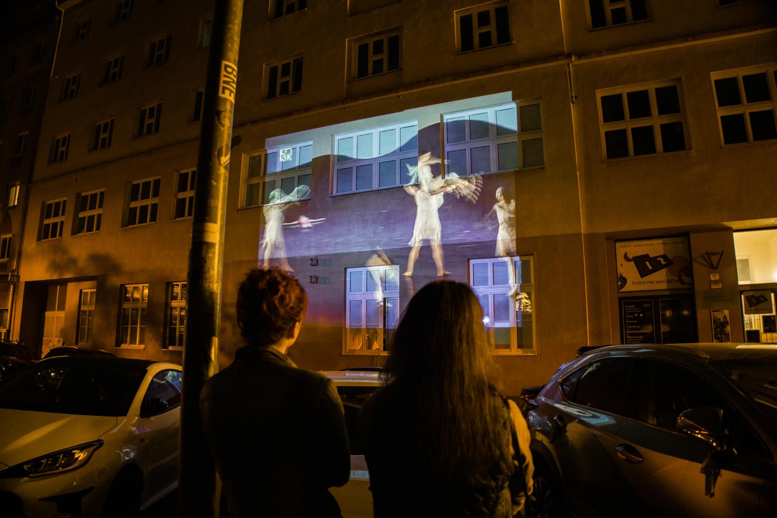 Biela noc 2023 v Divadelnom ústave a projekcia na budovu, autorka fotografie Daniela Dolinská