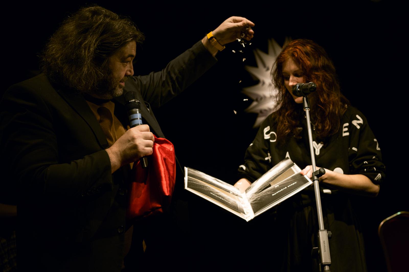 KRST KNIHY 35 ROKOV BÁBKOVÉHO DIVADLA NA RÁZCESTÍ